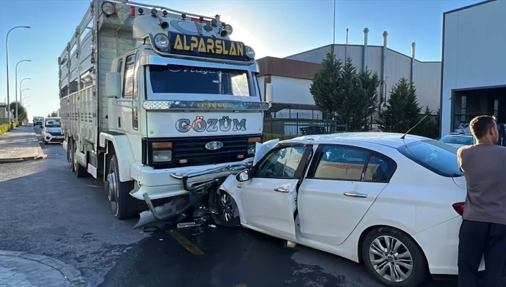 Dilovası’nda kamyona çarpan otomobilde 4 kişi yaralandı